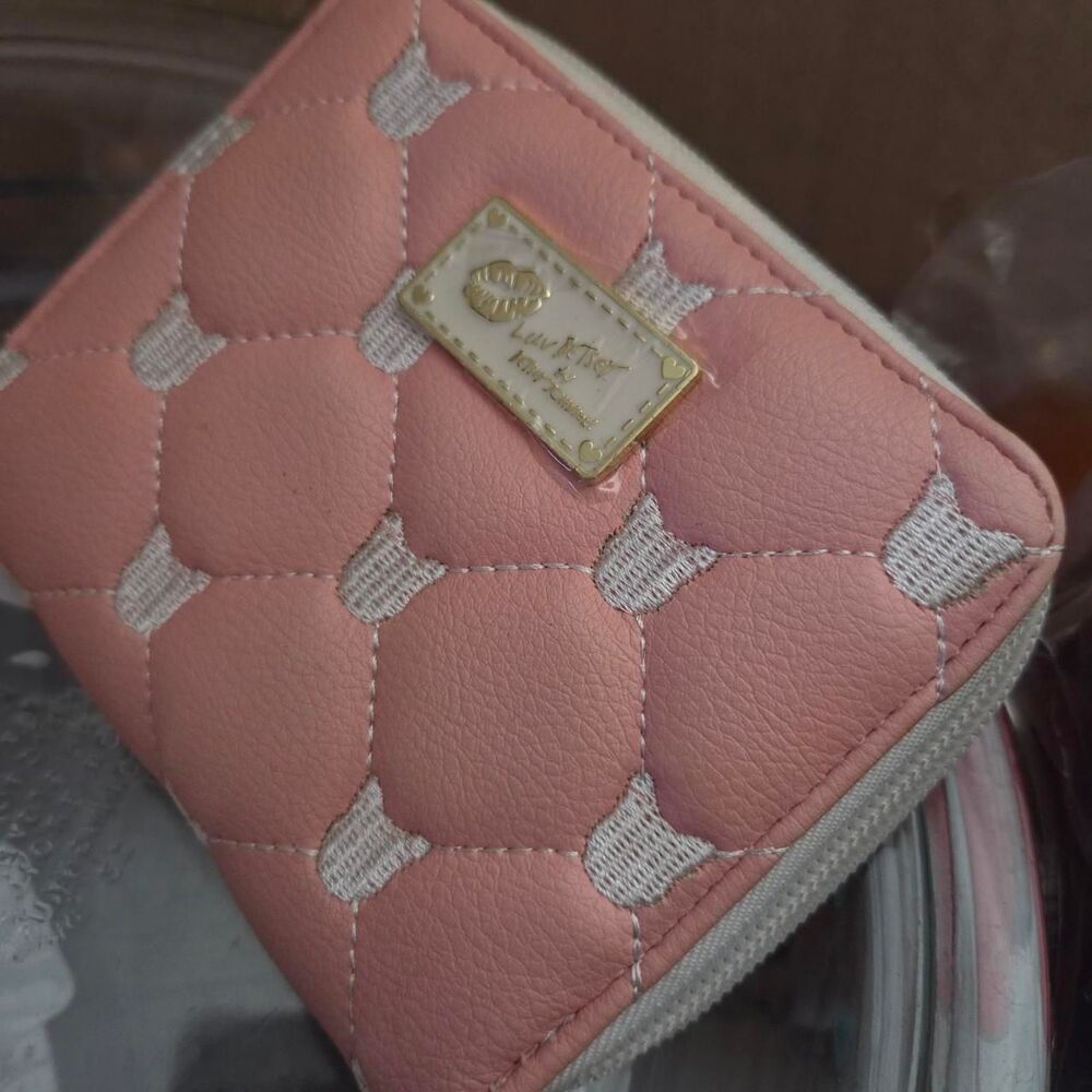 Betsey Johnson Pink and white quilted wallet with cat design - Picture 1 of 2